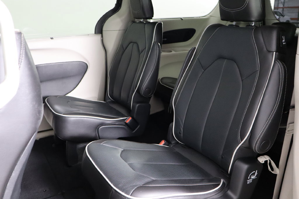 Used 2023 Chrysler Pacifica Limited FWD image 16