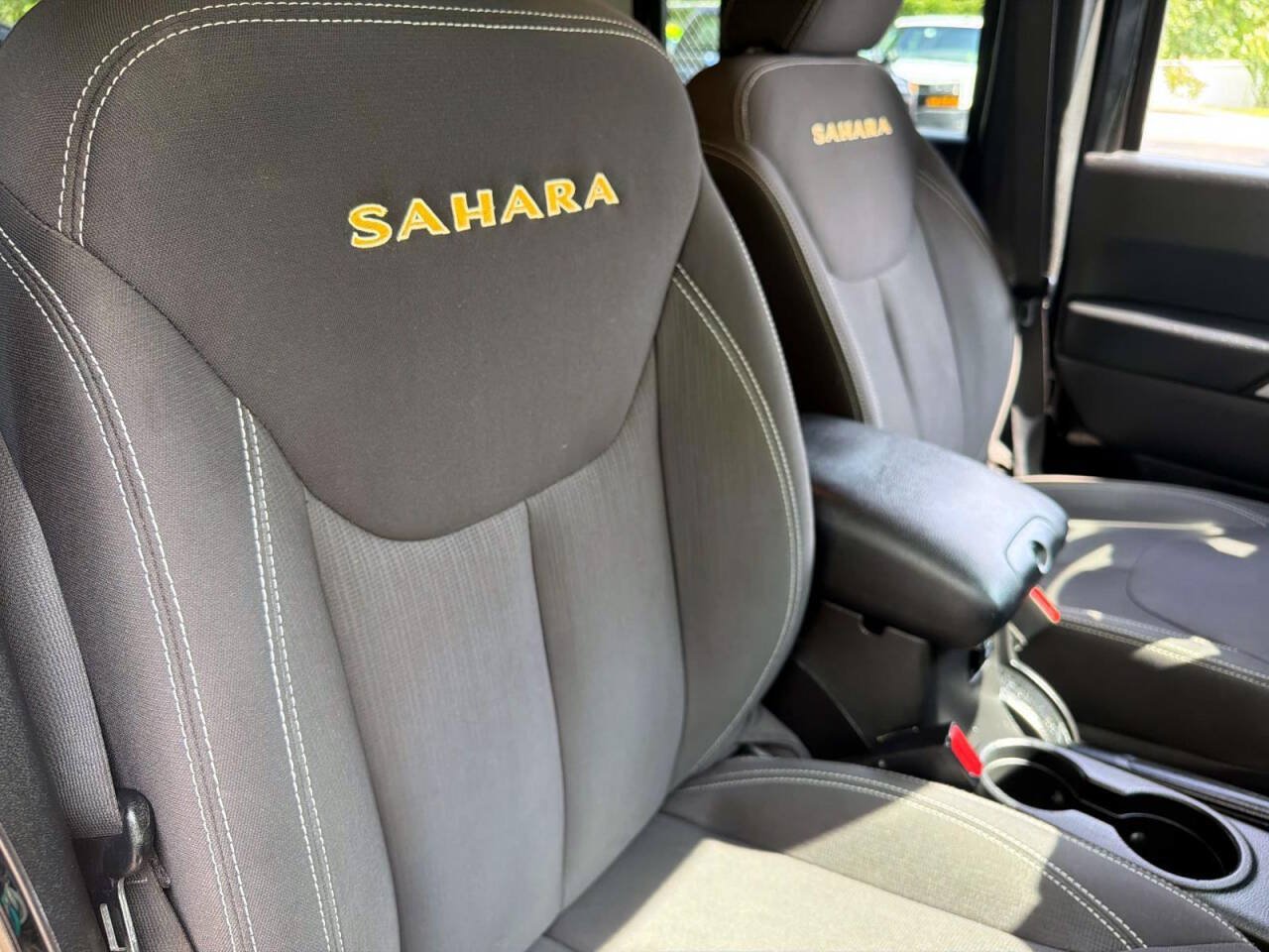 Used 2015 Jeep Wrangler Unlimited Sahara w/ Connectivity Group AWD/4WD image 10