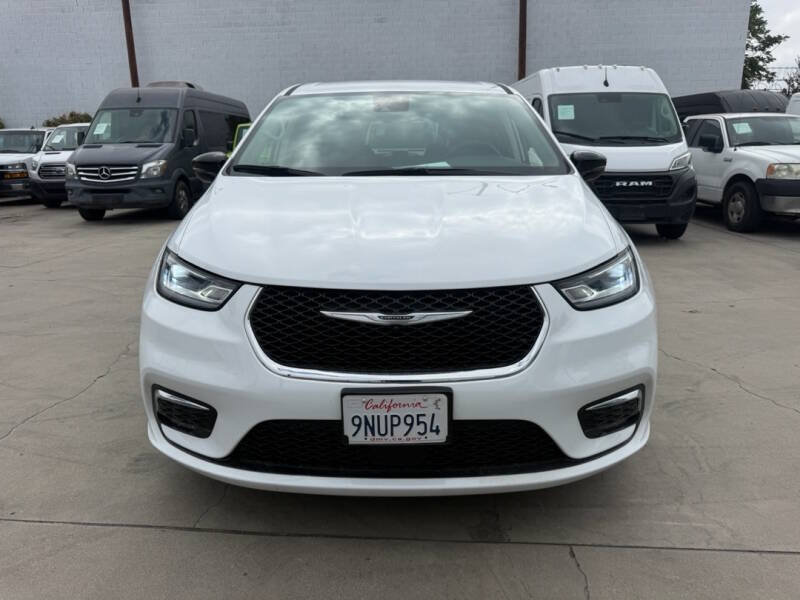 Used 2024 Chrysler Pacifica Touring-L FWD image 2
