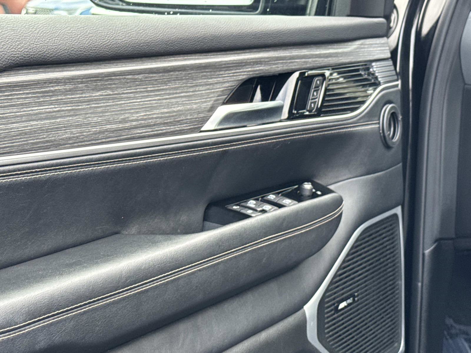 Used 2024 Jeep Wagoneer Series III image 17