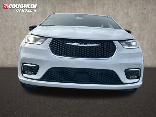 Used 2026 Chrysler Pacifica Select image 2