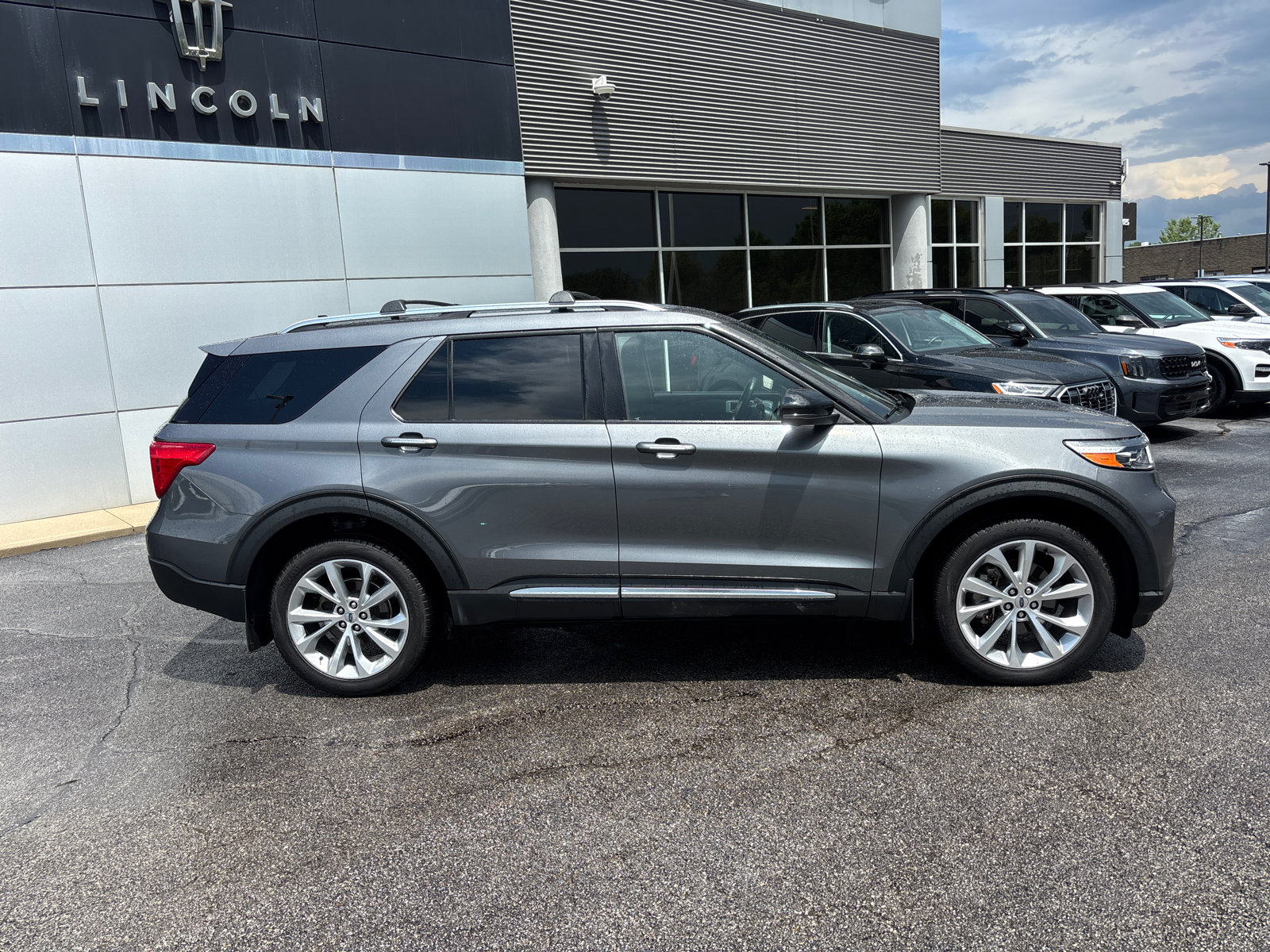 Used 2022 Ford Explorer Platinum w/ Equipment Group 601A AWD/4WD image 8