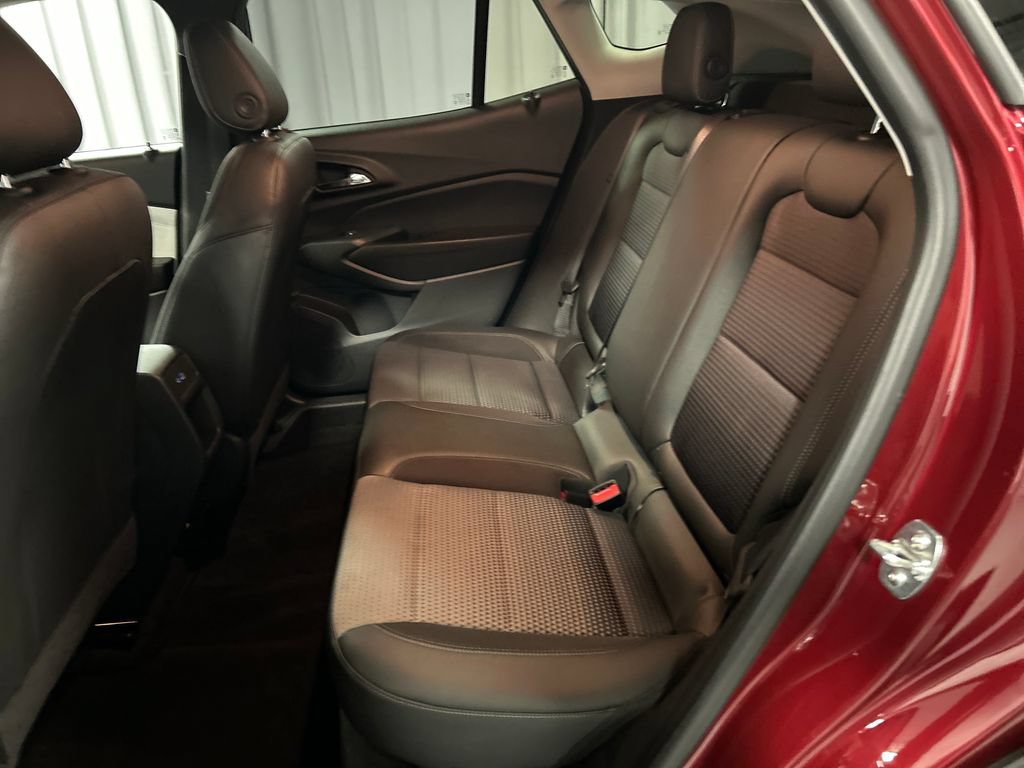 Used 2025 Chevrolet Trax LT w/ LT Convenience Package FWD image 23