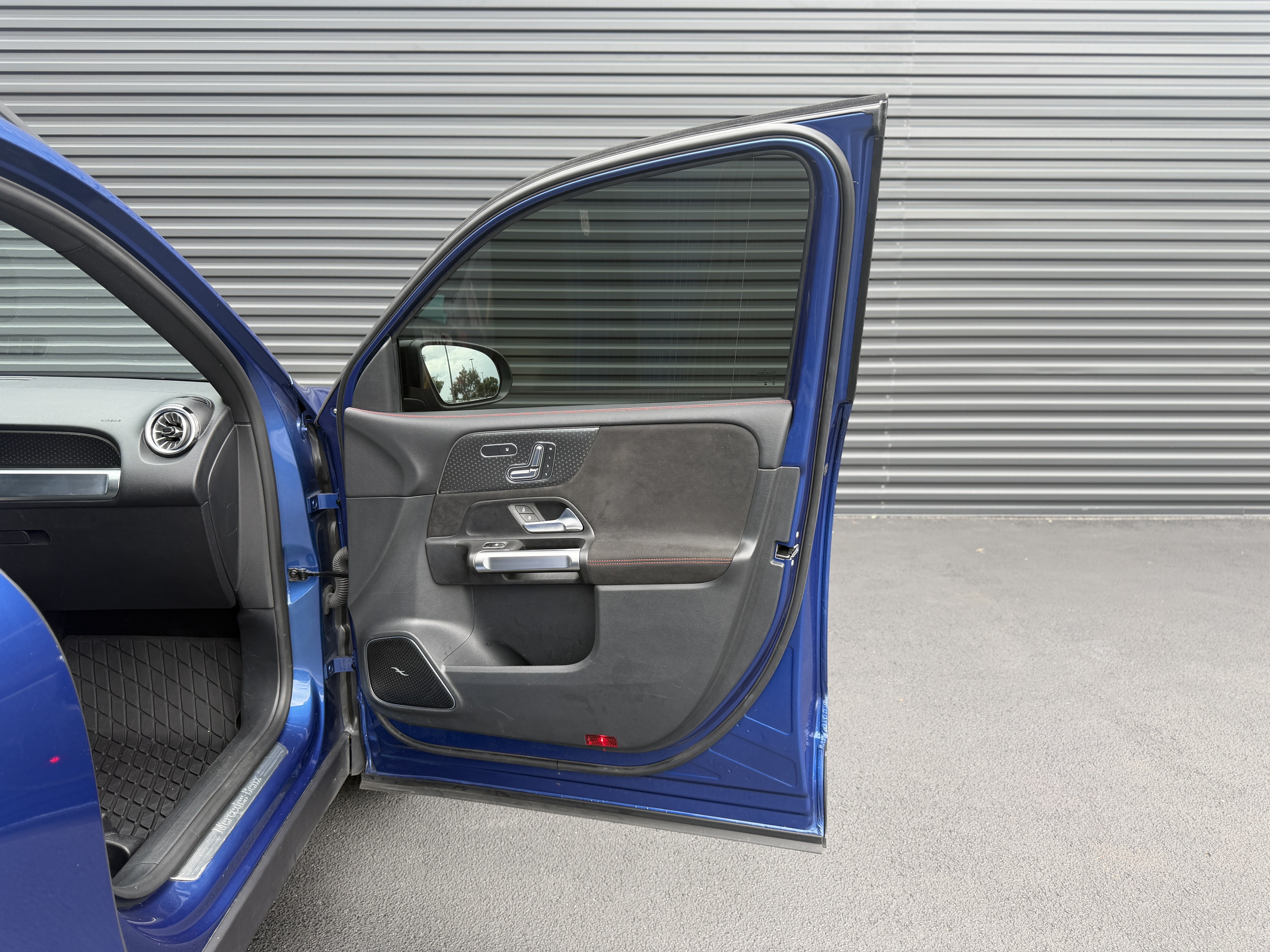 Used 2024 Mercedes-Benz GLB 250 image 23