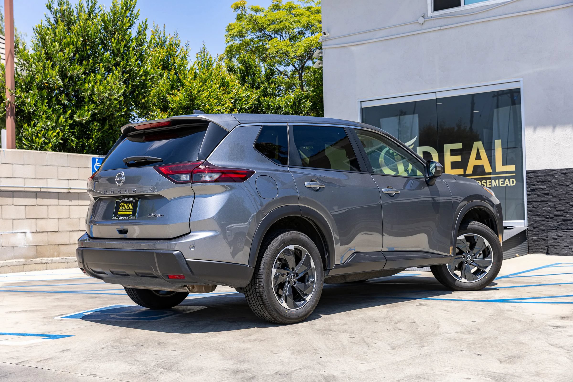 Used 2024 Nissan Rogue SV AWD/4WD image 13