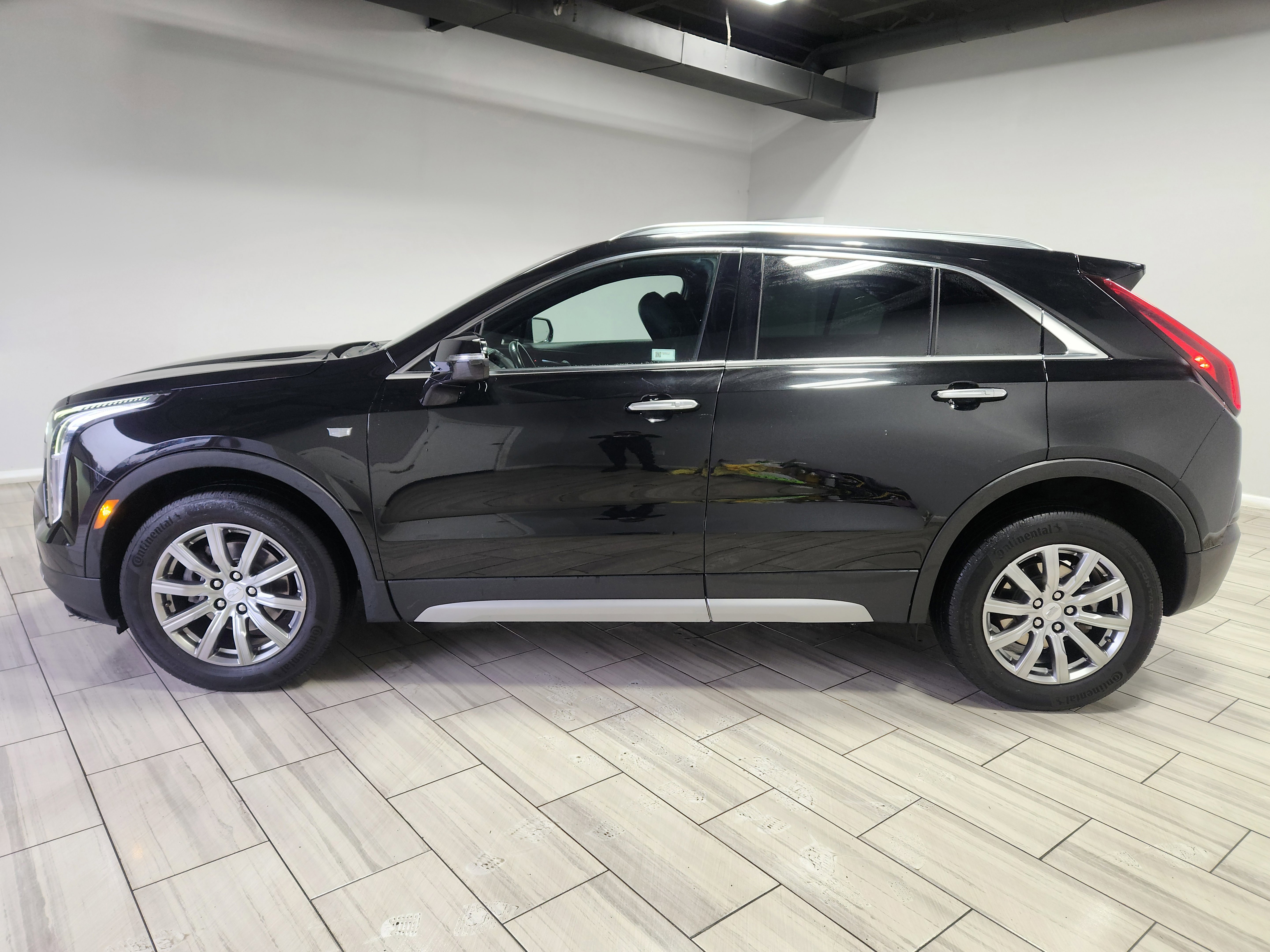 Used 2023 Cadillac XT4 Premium Luxury AWD/4WD image 2