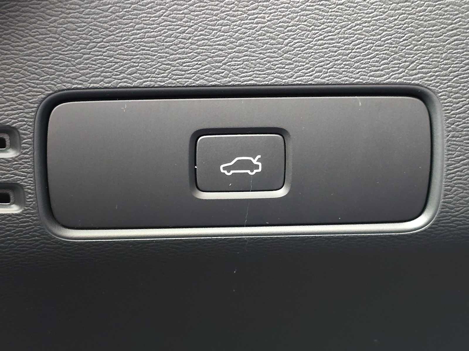 Certified 2023 Volvo C40 P8 Recharge Ultimate w/ Protection Package Premier AWD/4WD image 32