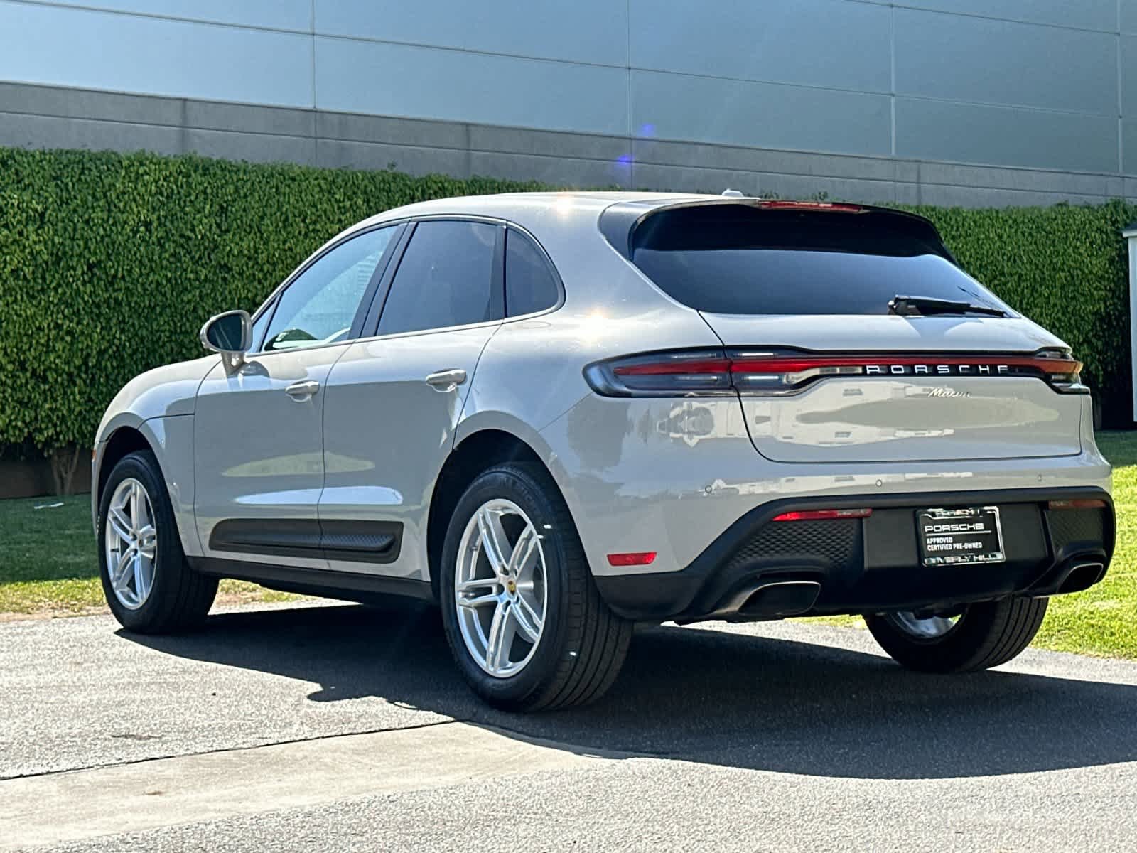 Certified 2025 Porsche Macan AWD/4WD image 3