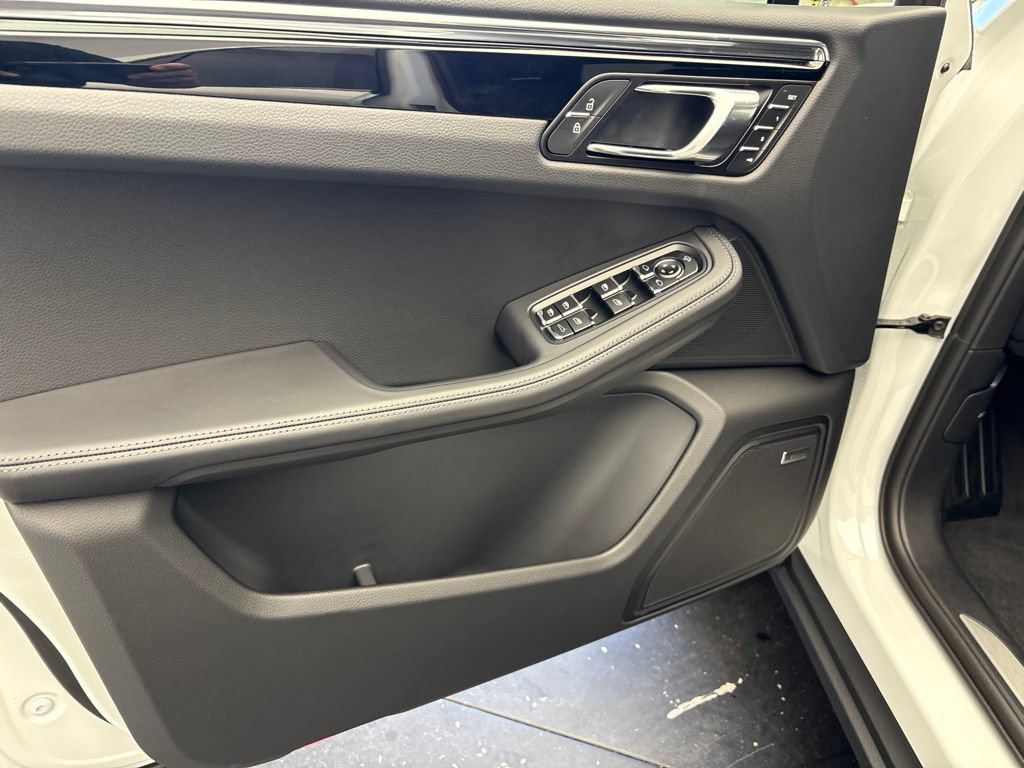 New 2026 Porsche Macan AWD/4WD image 4