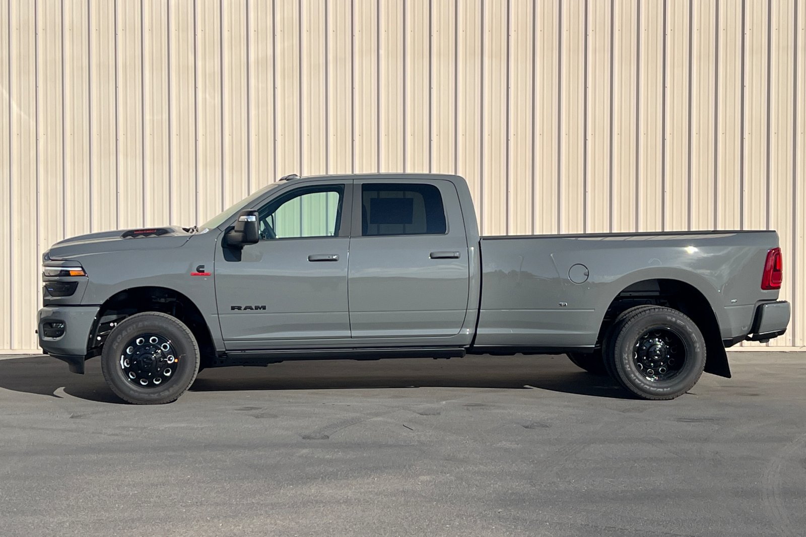 New 2026 RAM 3500 Laramie AWD/4WD image 9