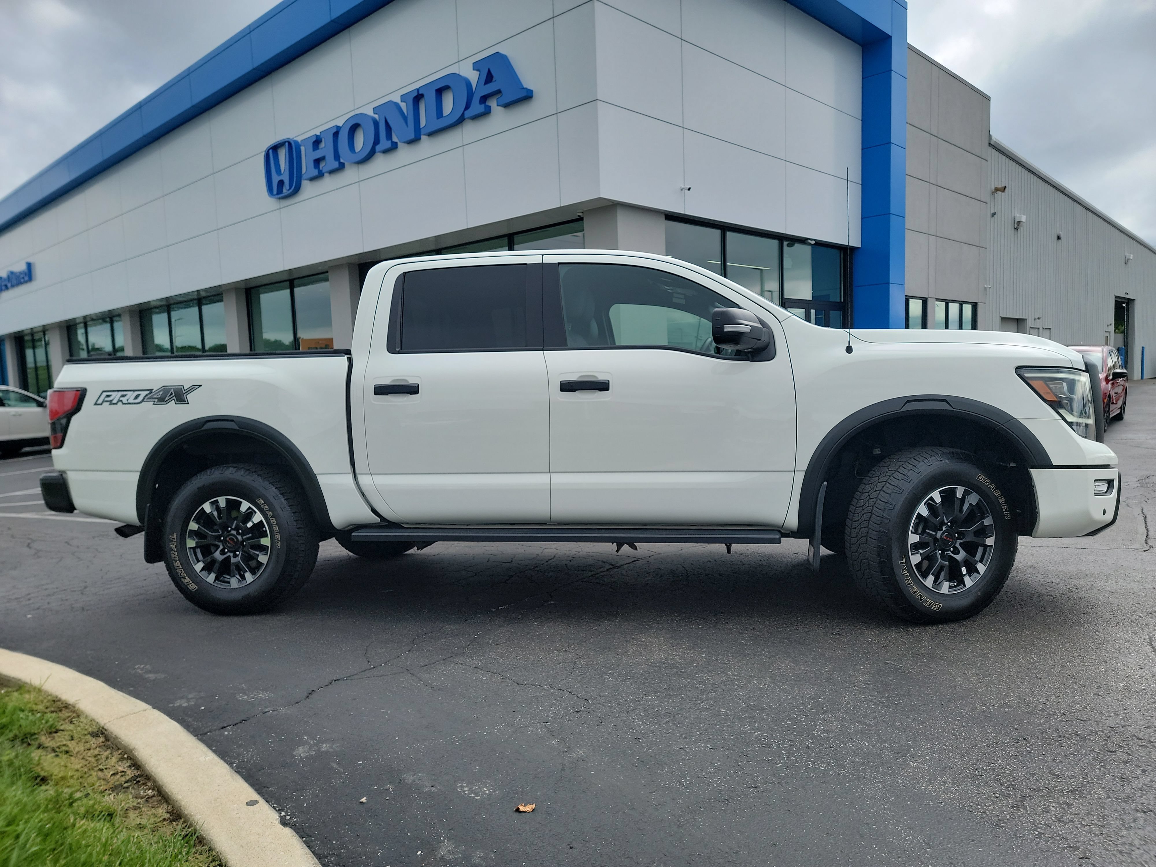 Used 2021 Nissan Titan PRO-4X w/ Pro-4x Convenience Package AWD/4WD image 11