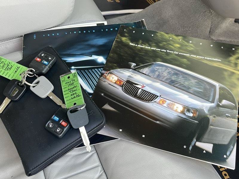 Used 1999 Lincoln Town Car Signature RWD image 46