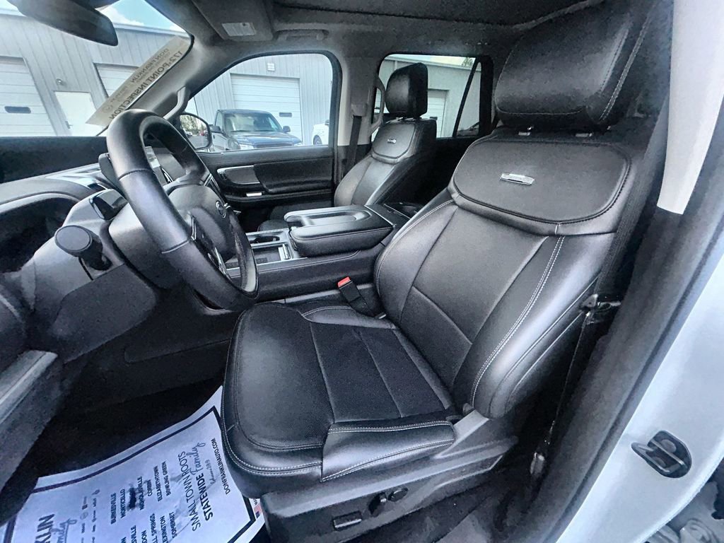 Used 2025 Ford Expedition Platinum image 17