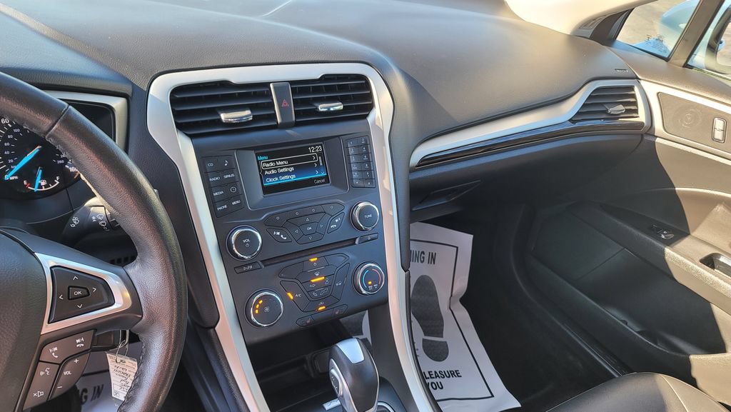Used 2015 Ford Fusion SE w/ Equipment Group 202A FWD image 21