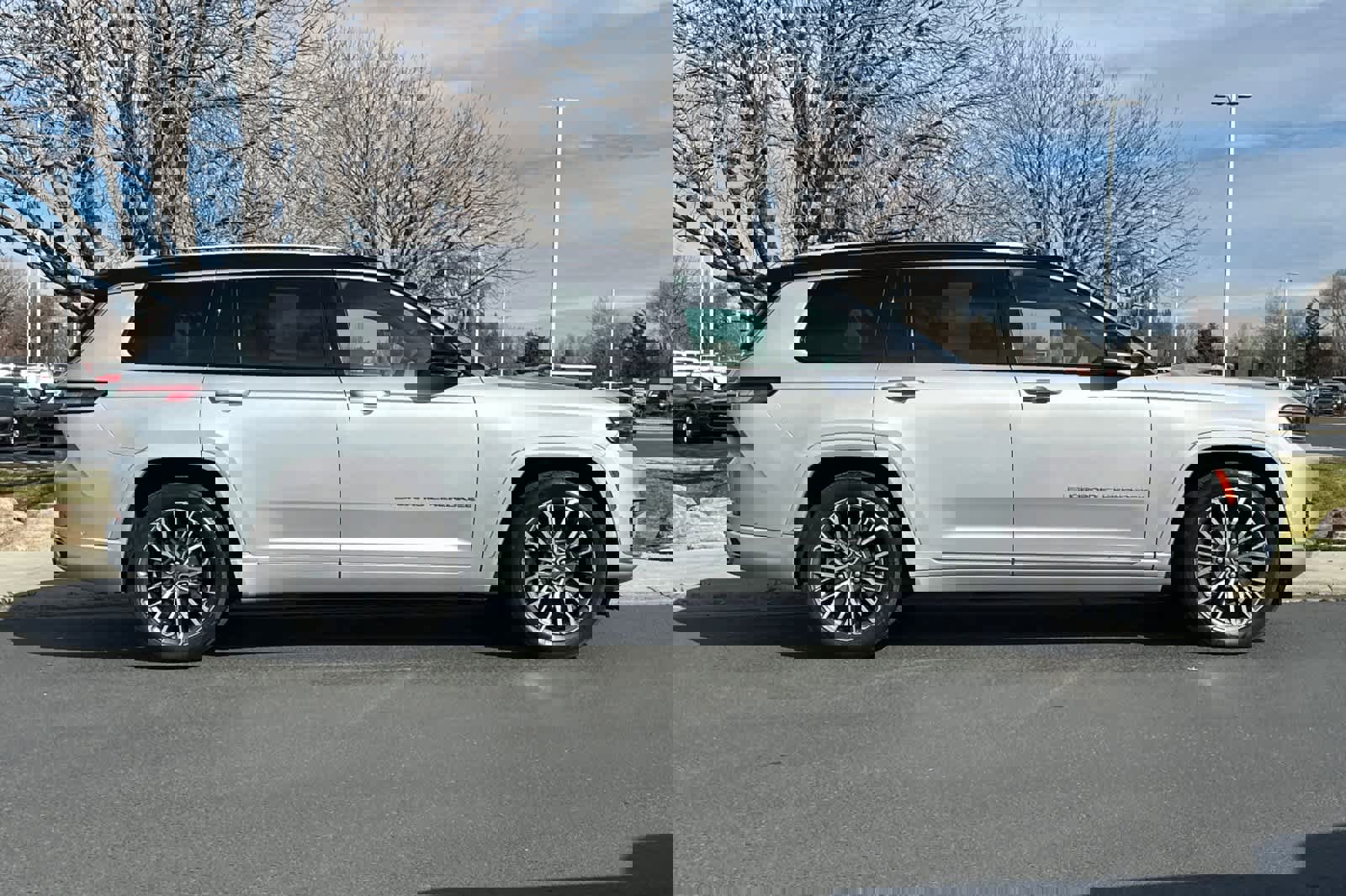 Used 2023 Jeep Grand Cherokee L Summit AWD/4WD image 7