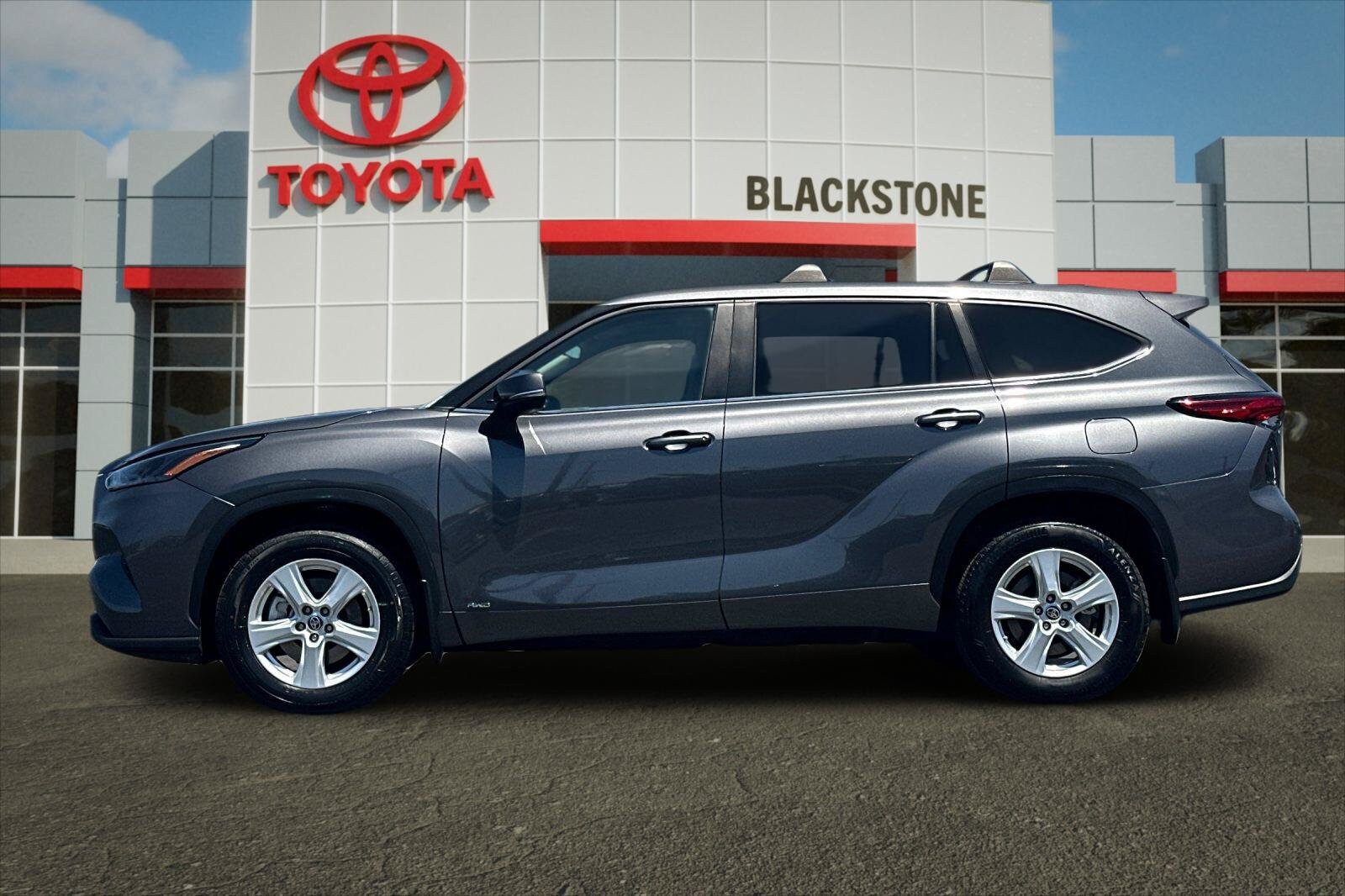 Used 2023 Toyota Highlander LE AWD/4WD image 6