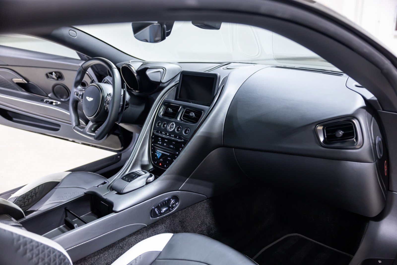Used 2022 Aston Martin DBS Superleggera RWD image 37