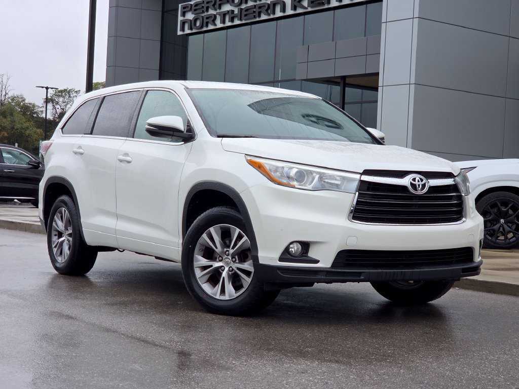 Used 2015 Toyota Highlander Plus FWD image 2