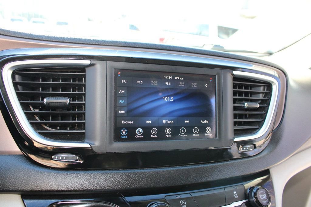 Used 2020 Chrysler Voyager Lxi image 12