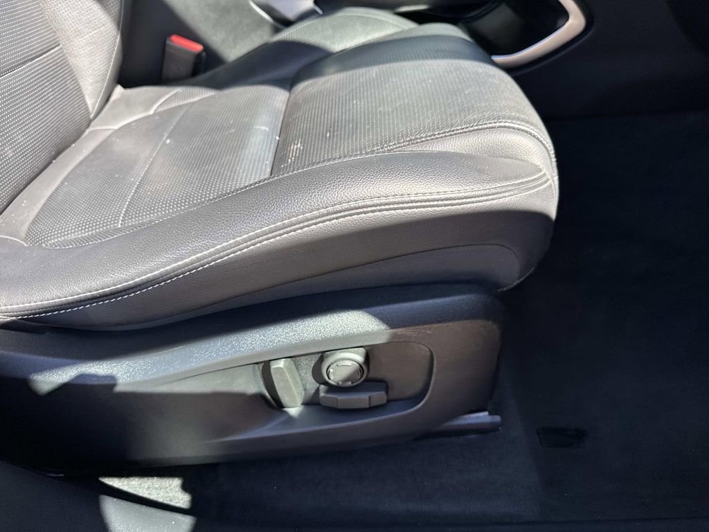 Used 2024 Jaguar F-PACE R-Dynamic S image 12