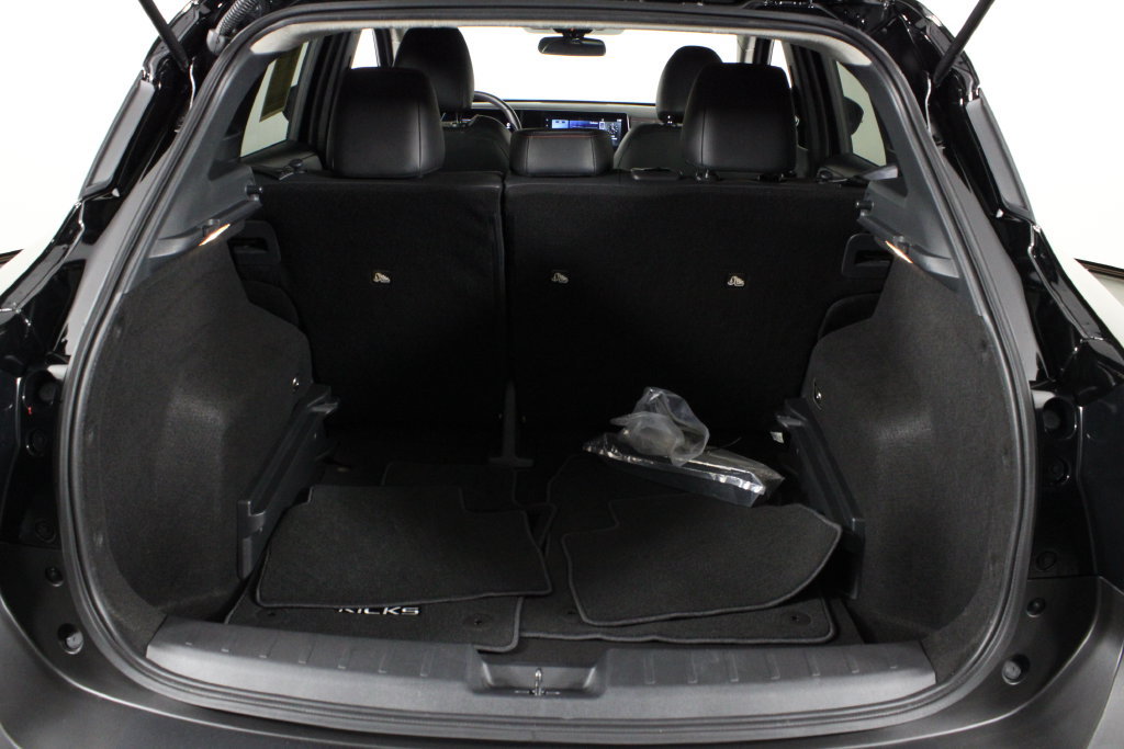 Certified 2025 Nissan Kicks SR FWD image 18