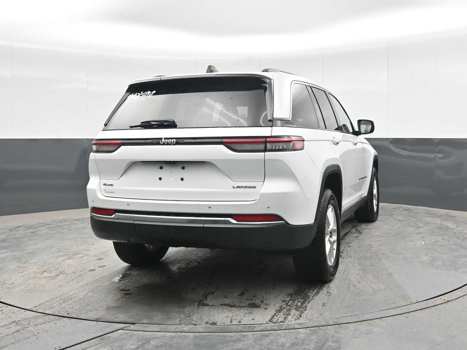 Used 2023 Jeep Grand Cherokee Laredo AWD/4WD image 10