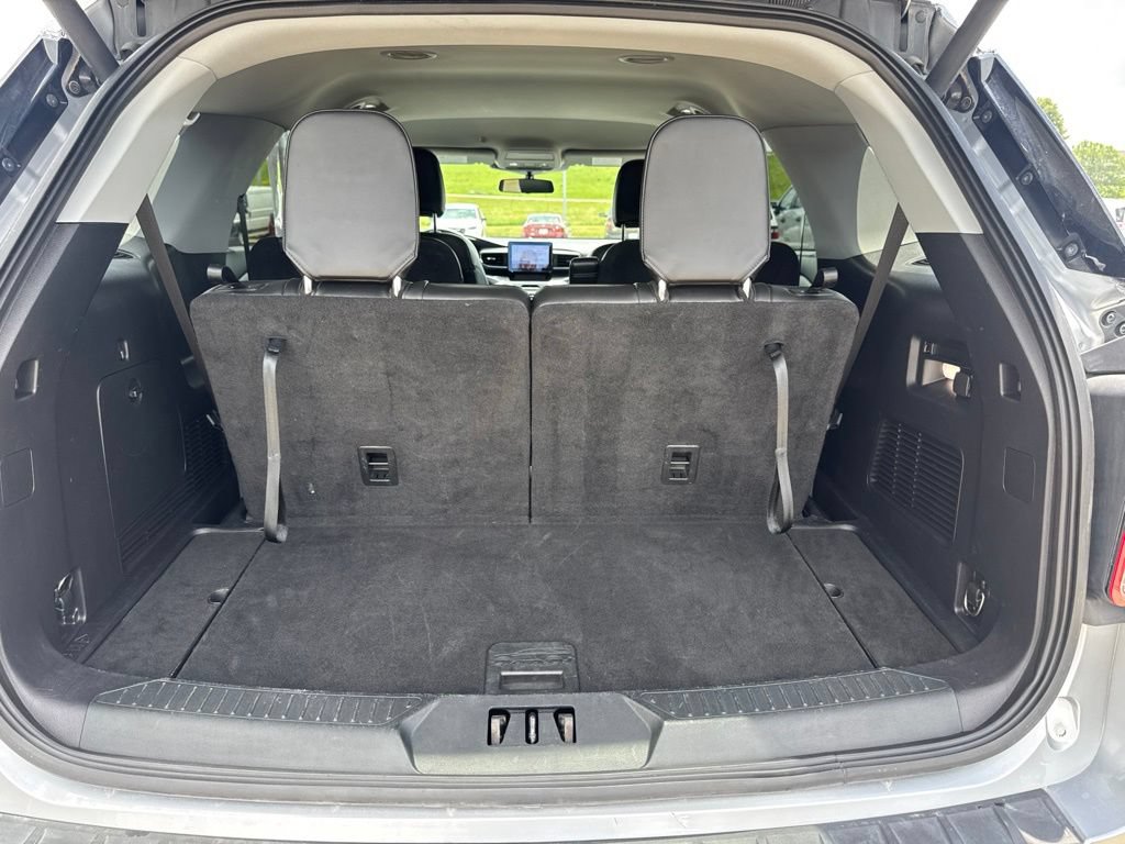 Used 2022 Ford Explorer XLT w/ Equipment Group 202A AWD/4WD image 32