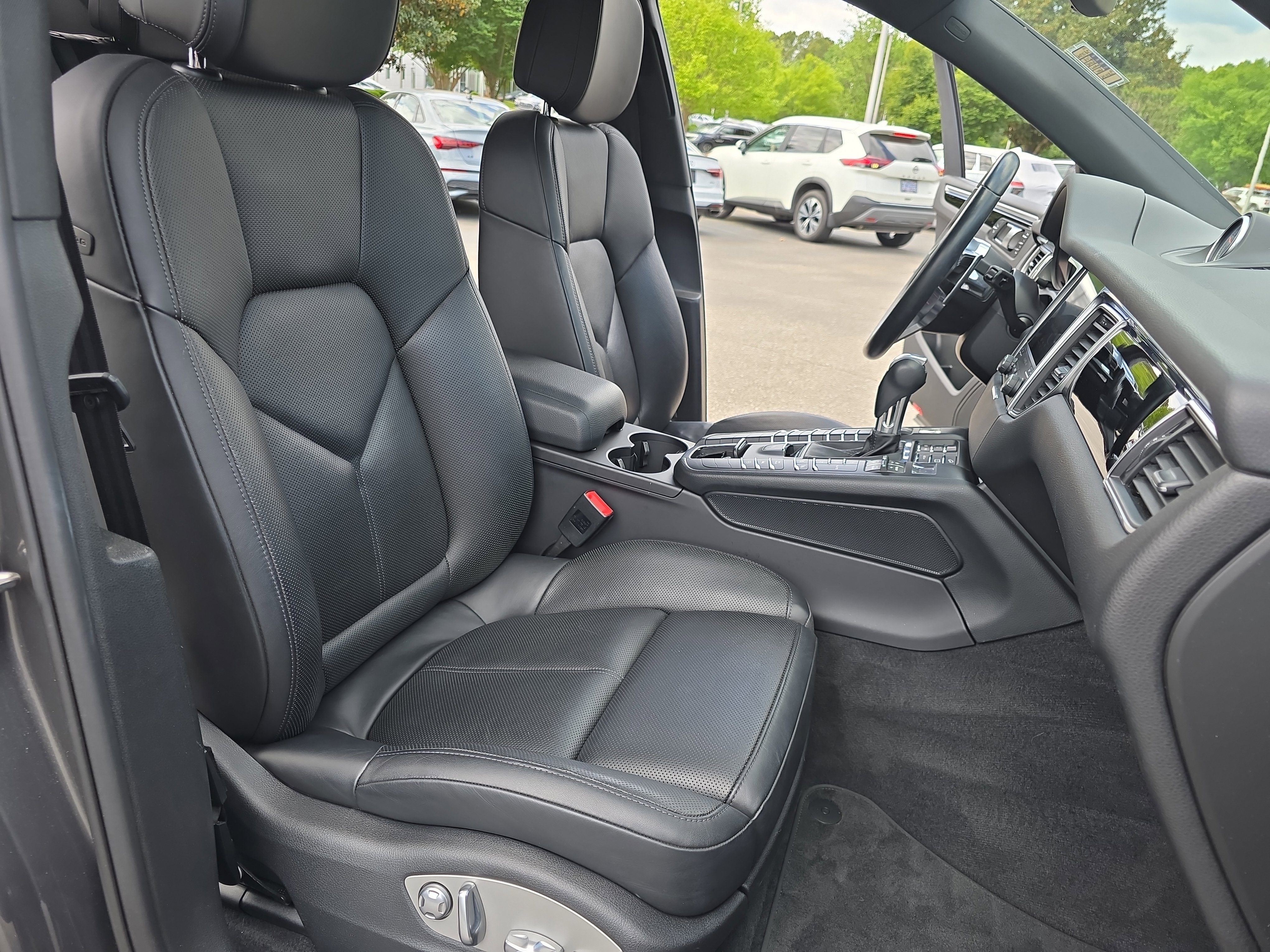 Used 2018 Porsche Macan AWD/4WD image 10