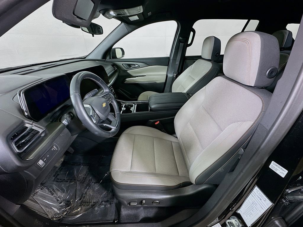 Used 2025 Chevrolet Traverse LT image 16