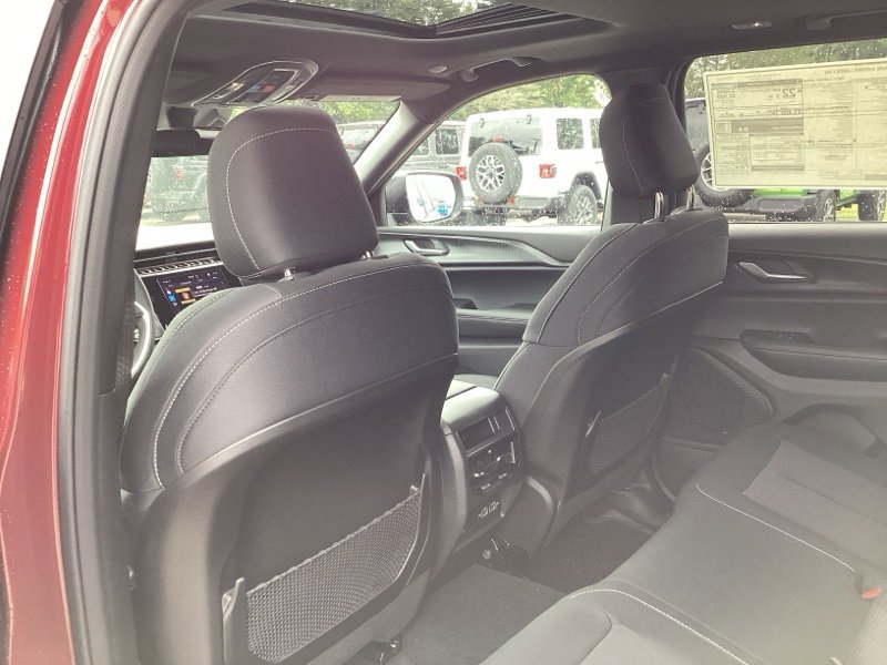 New 2025 Jeep Grand Cherokee Laredo w/ Luxury Tech Group I image 23