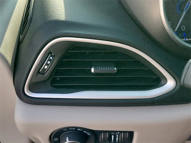 Used 2024 Chrysler Pacifica Touring-L image 29