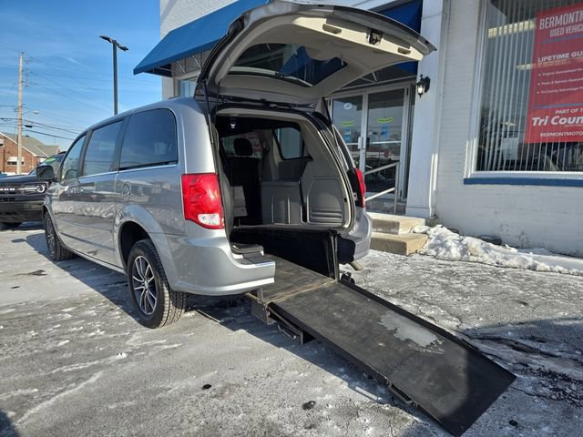 Used 2017 Dodge Grand Caravan SXT image 2