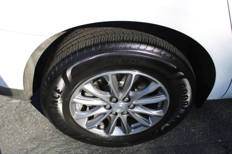 Used 2022 Buick Enclave Essence image 18