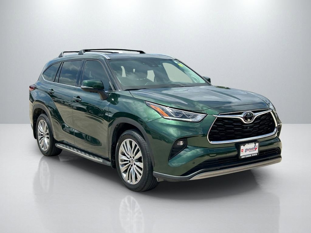 Used 2024 Toyota Highlander Platinum FWD image 3