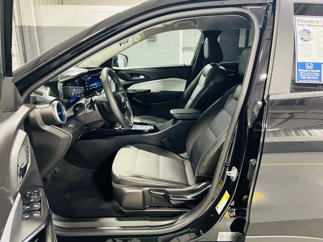 Used 2025 Chevrolet Trax LT FWD image 19