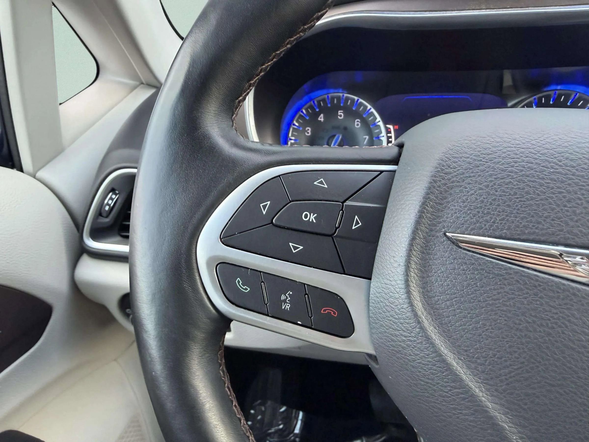 Used 2017 Chrysler Pacifica Touring-L Plus w/ Tire & Wheel Group image 32