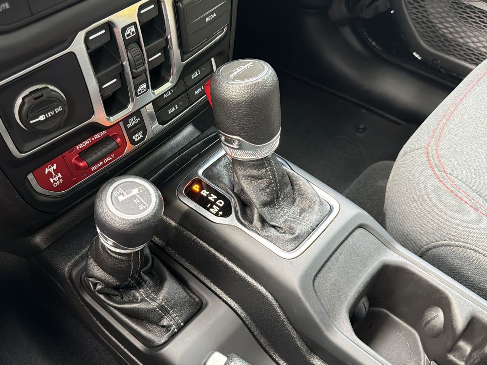 Used 2025 Jeep Gladiator Rubicon w/ Technology Group AWD/4WD image 30