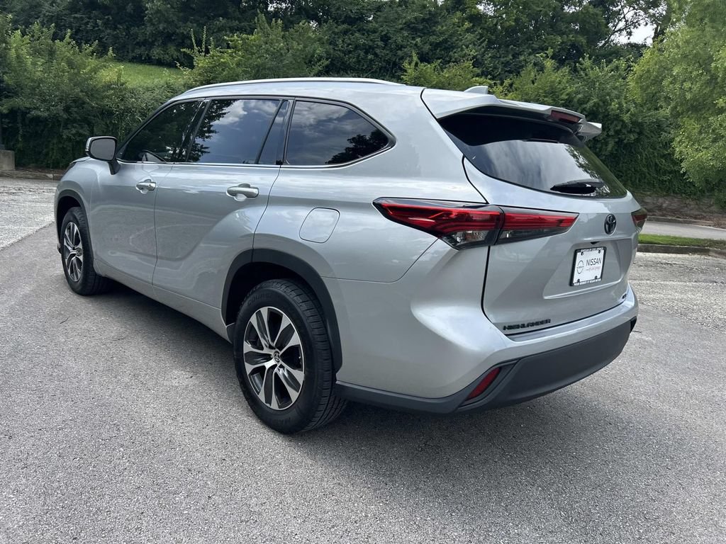 Used 2021 Toyota Highlander XLE FWD image 5