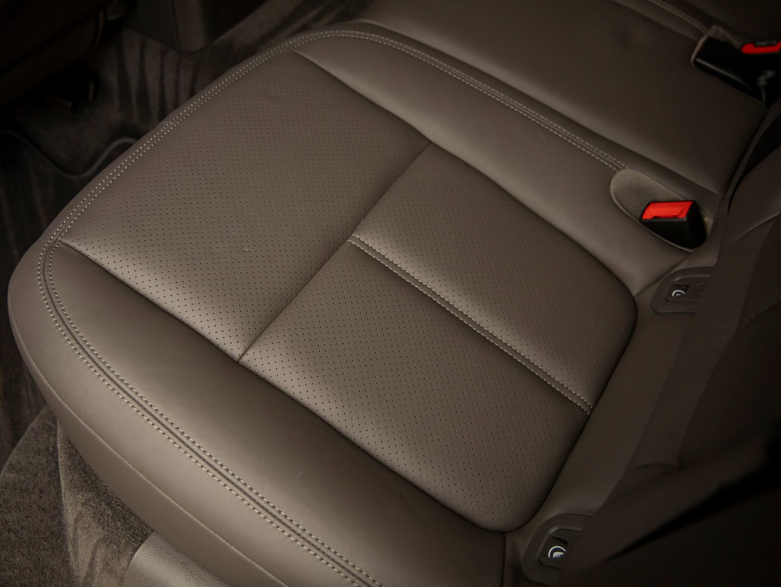 Certified 2025 Porsche Macan image 38