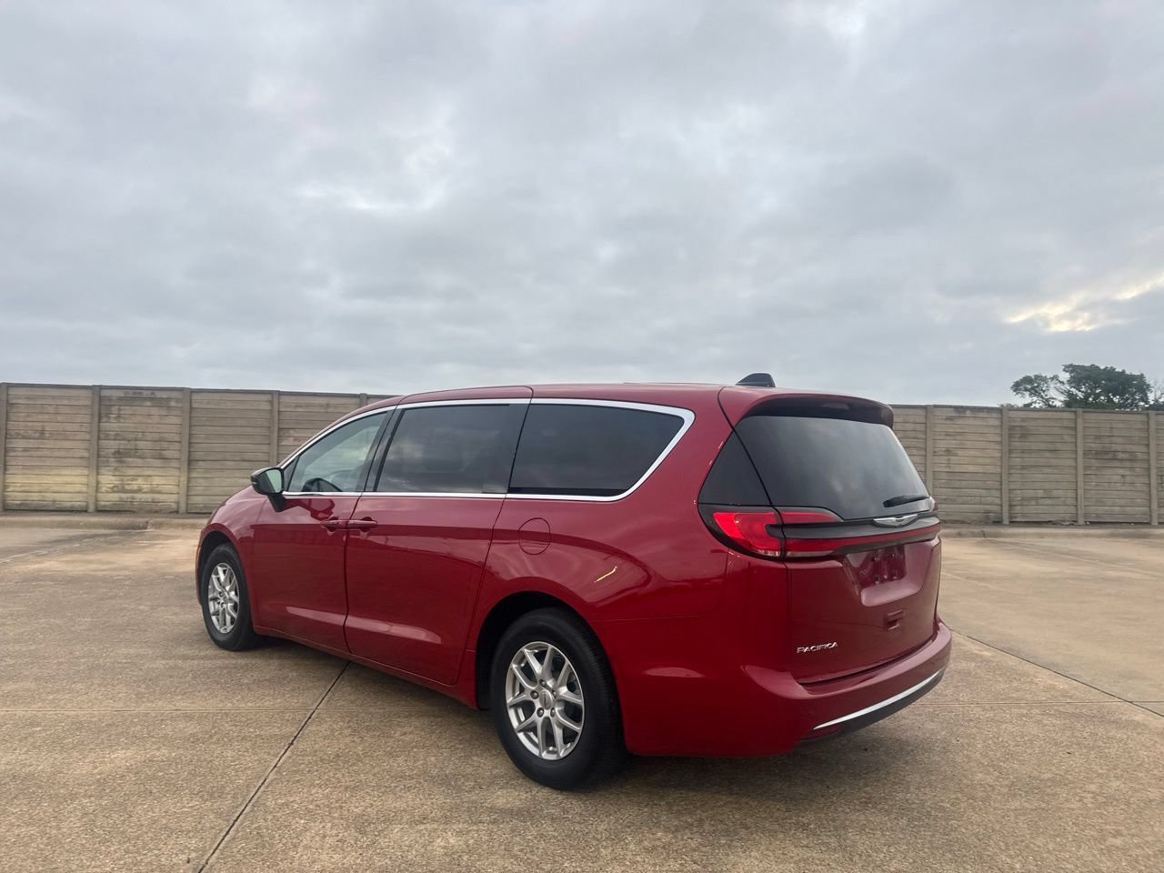 Used 2025 Chrysler Pacifica Select FWD image 14