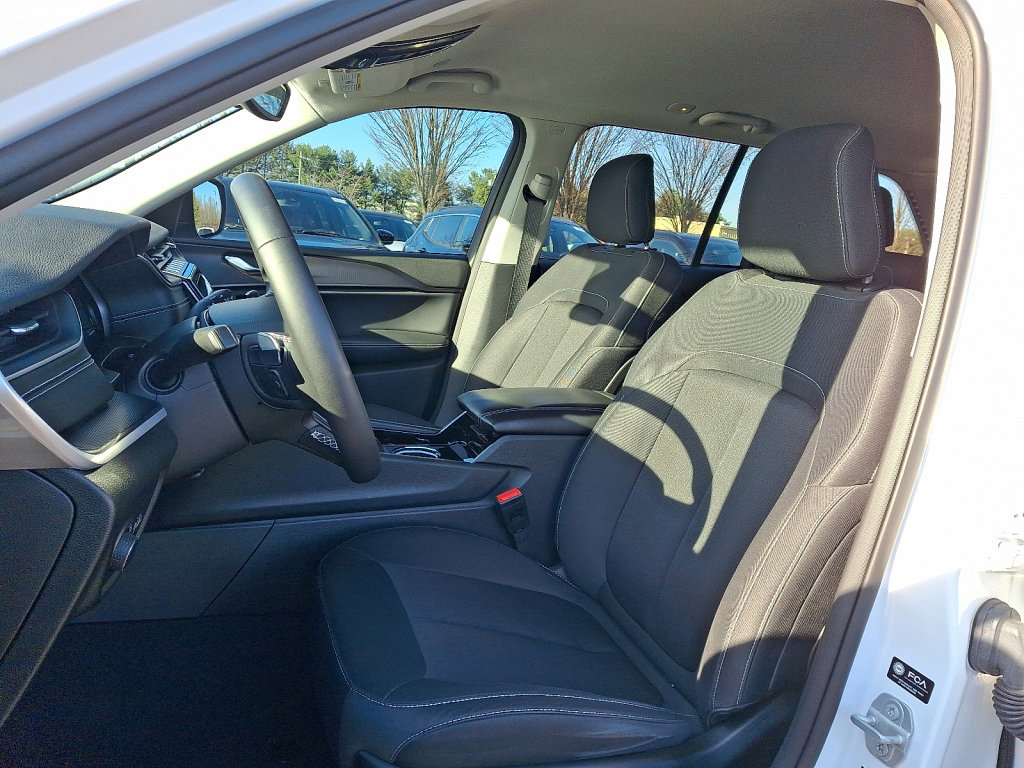 Certified 2023 Jeep Grand Cherokee Laredo image 24