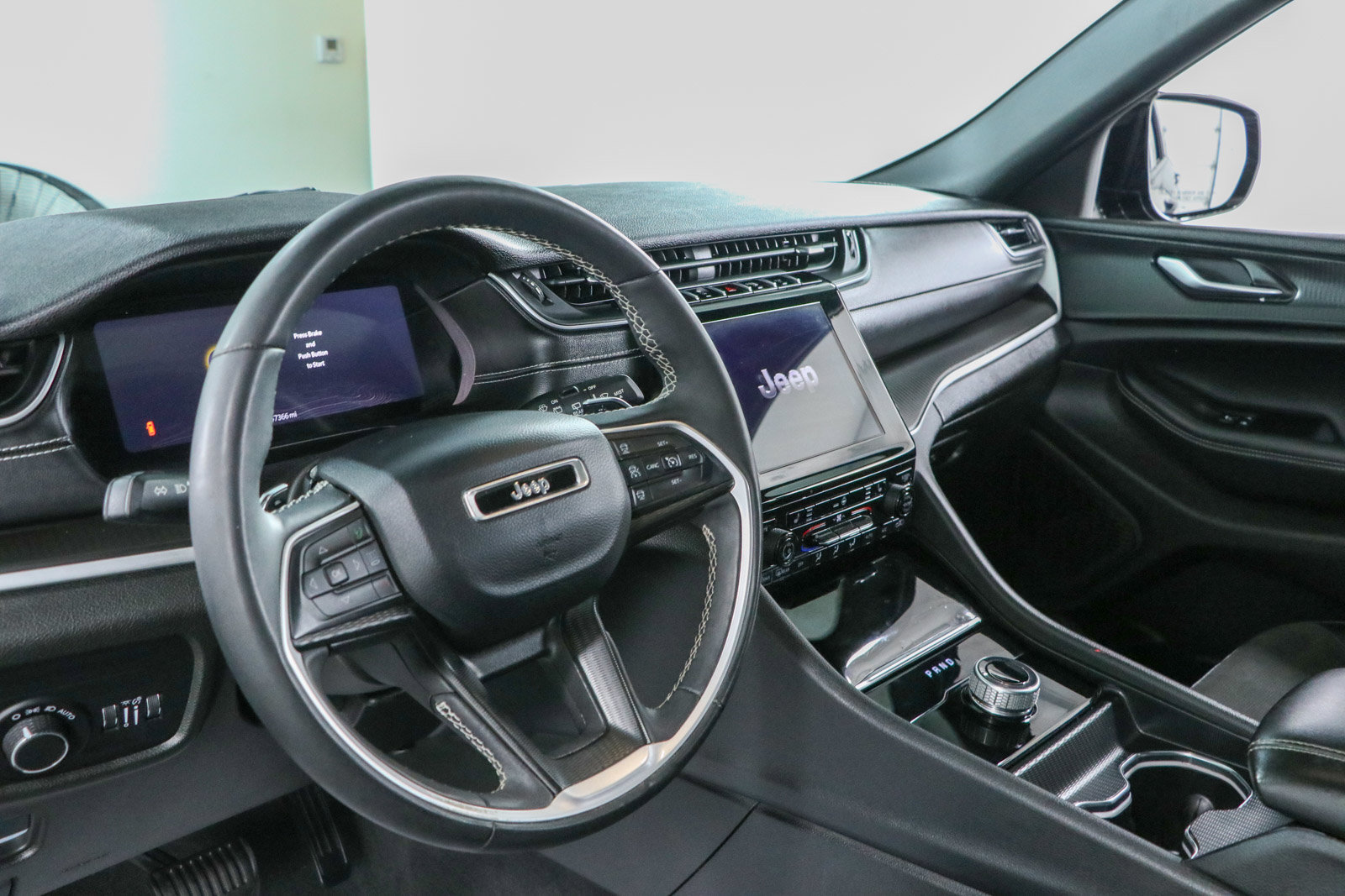 Used 2023 Jeep Grand Cherokee Altitude AWD/4WD image 23