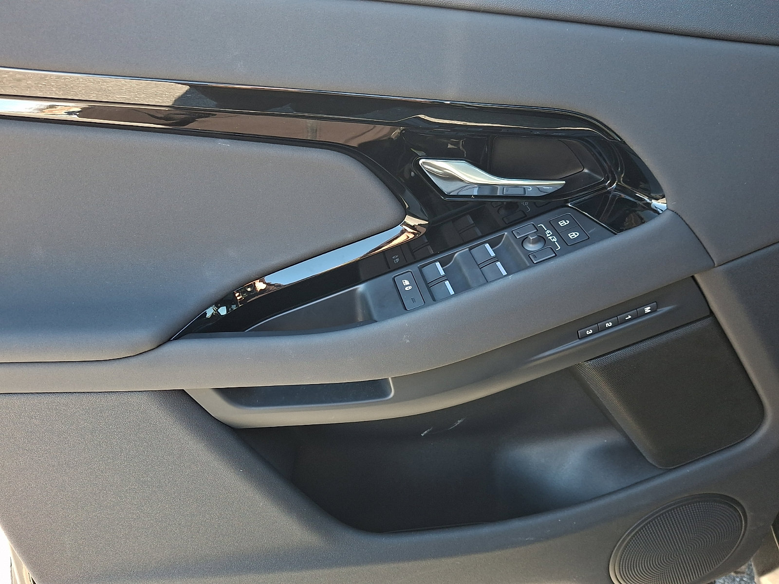 Used 2026 Land Rover Range Rover Evoque S image 12