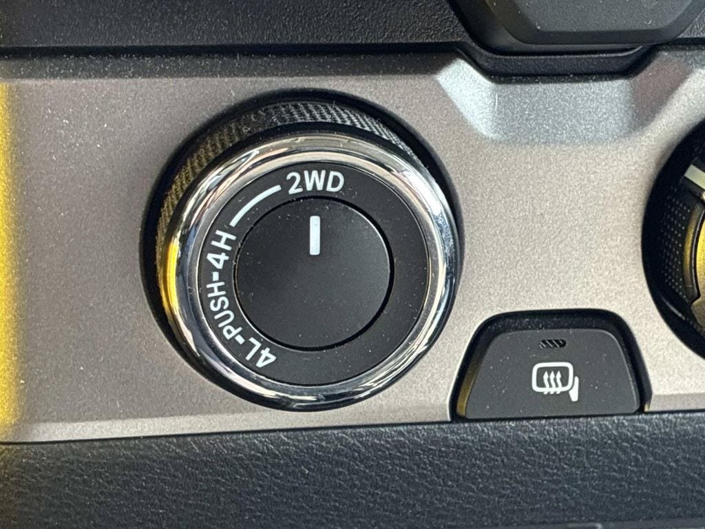 Used 2020 Toyota Tacoma SR5 AWD/4WD image 25