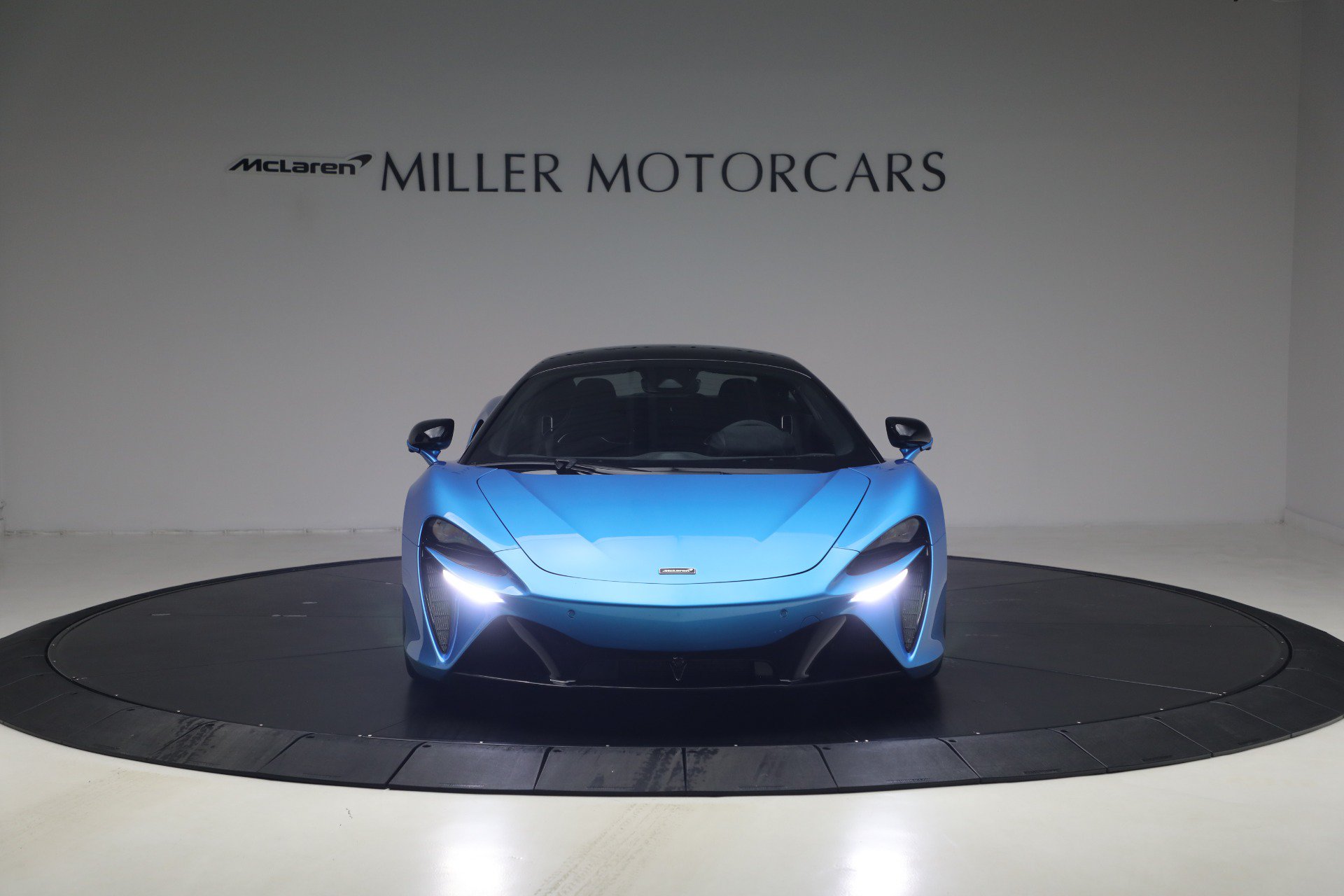 Used 2024 McLaren Artura RWD image 12