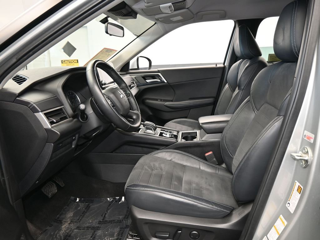 Used 2022 Mitsubishi Outlander SE image 11