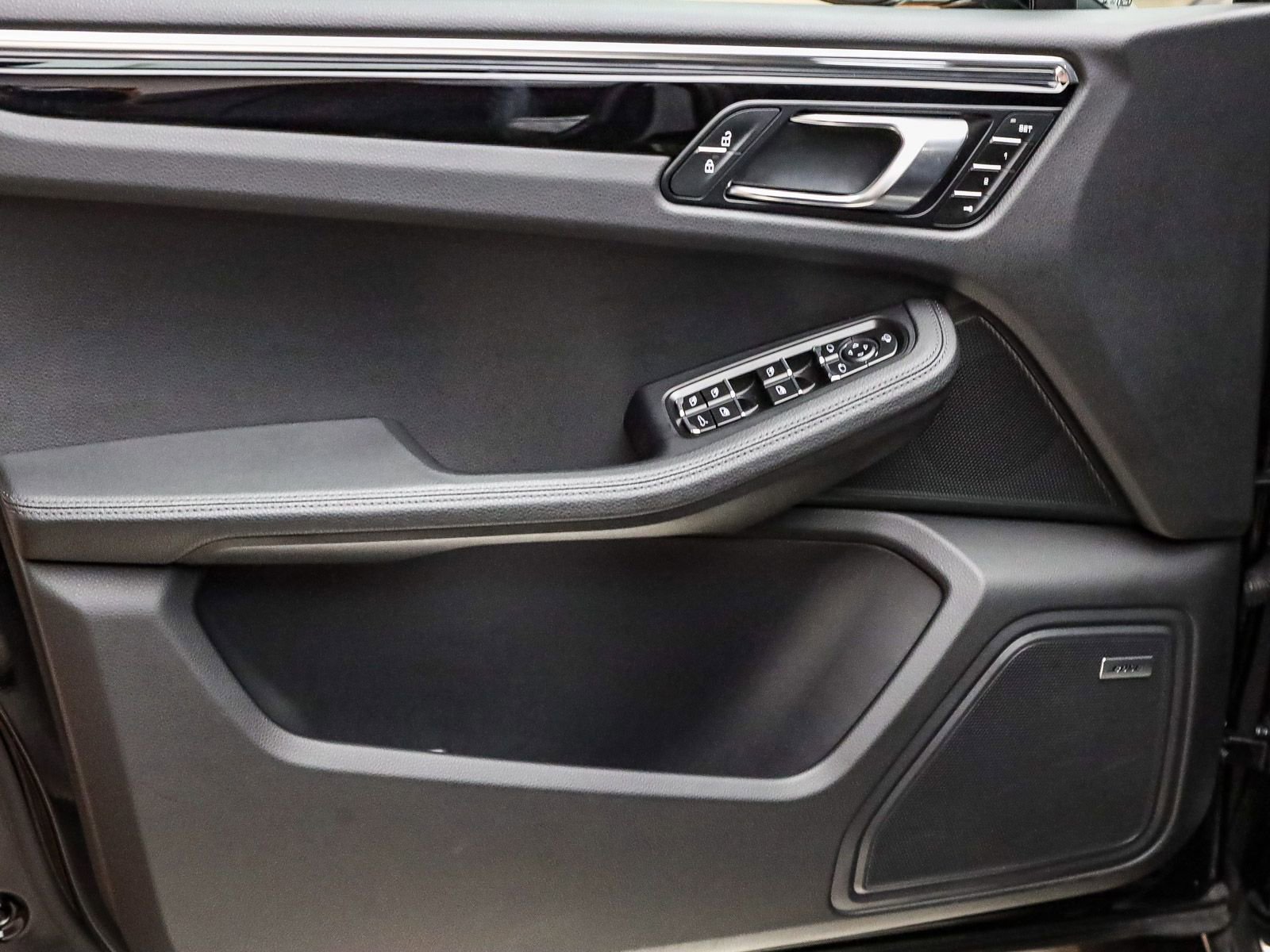 Certified 2025 Porsche Macan S AWD/4WD image 29
