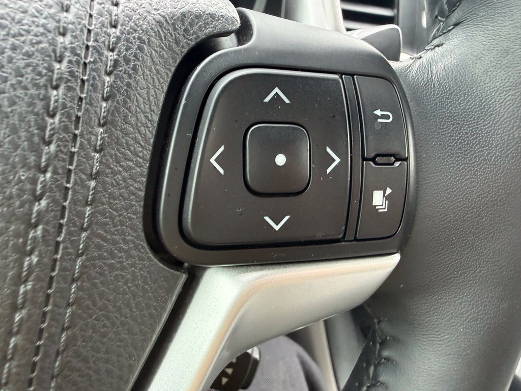 Used 2016 Toyota Highlander XLE AWD/4WD image 18