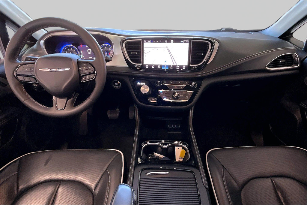 Used 2025 Chrysler Pacifica Limited FWD image 6