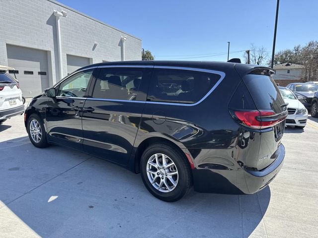 Used 2023 Chrysler Pacifica Touring-L FWD image 5